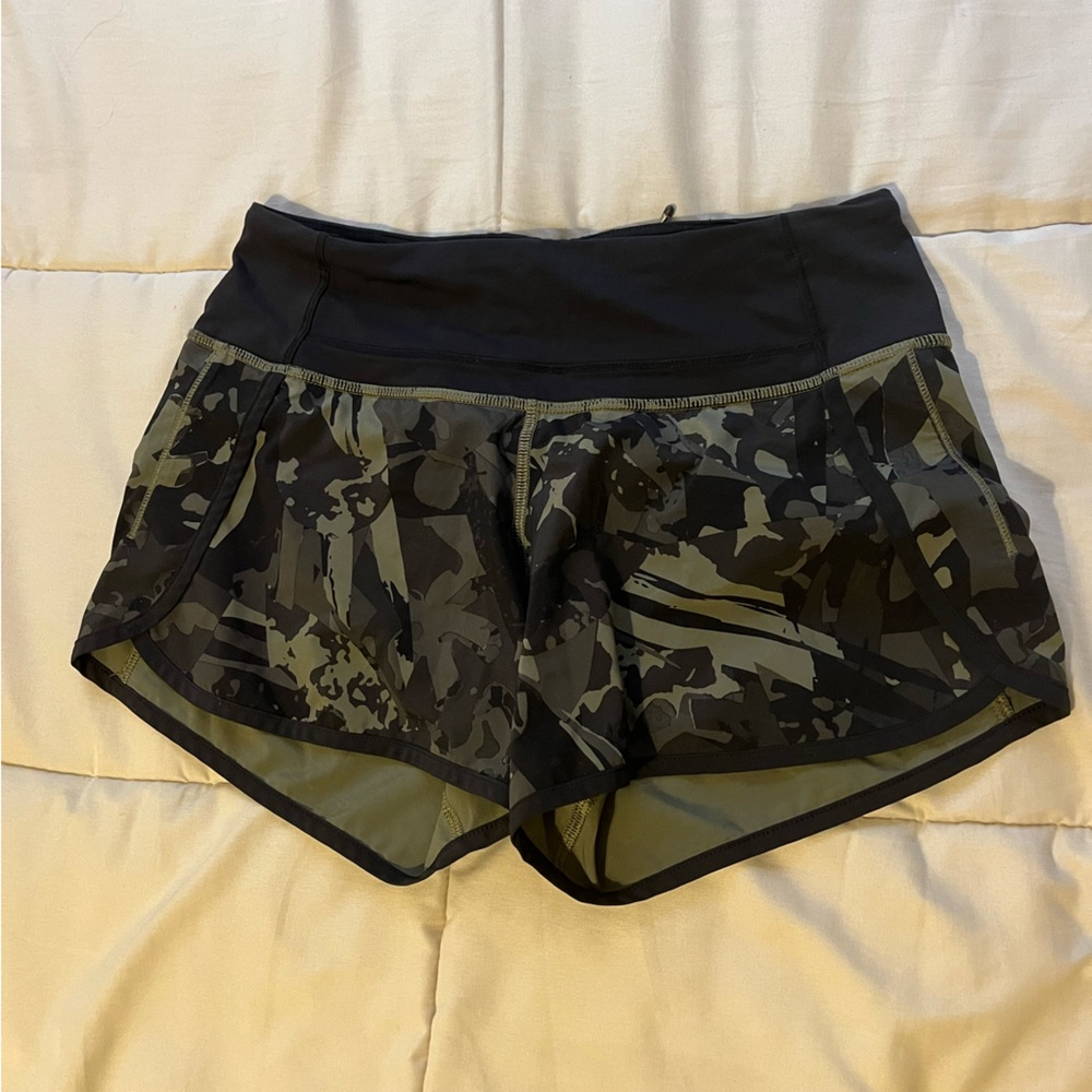 Lululemon Camo shorts size 2 hardly ever worn like new